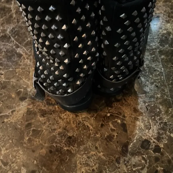 Koolaburra Boots (Original Brand) women’s size 9 black boots/metal details A405