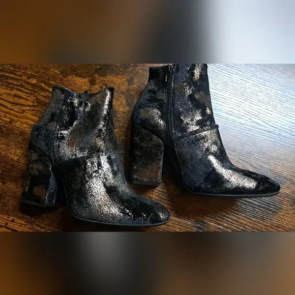 Ladies Charles David Celeste Ankle Boots 38.5. (8) Velvet Bootie Gold Silver