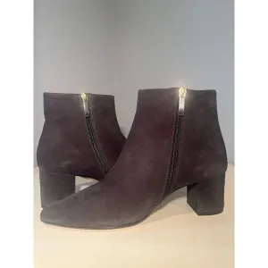 L'Agence Women Jeanne II Pointed Toe Graphite Suede Bootie Size 9 - New Cond