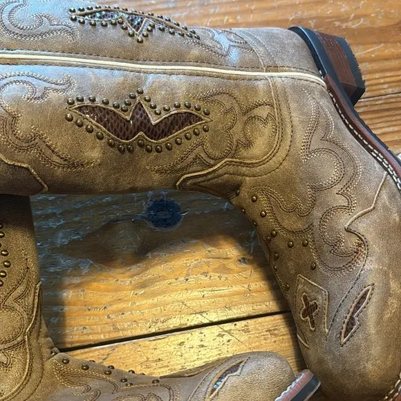 Laredo cowgirl boots