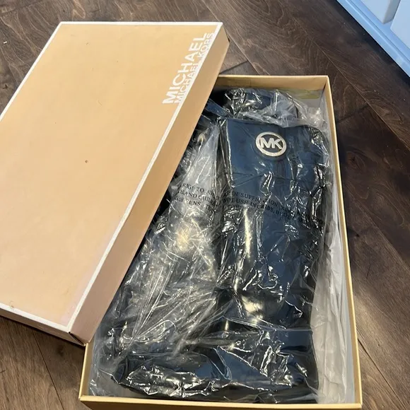 Like new! Michael Kors women knew high rain boots. Size 7