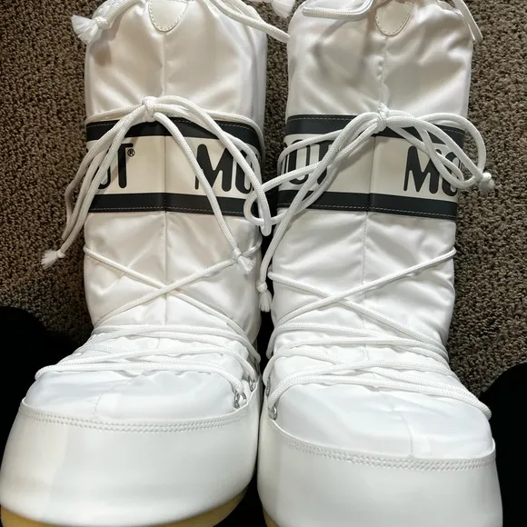 Like New Moon Boot White Snow Boots