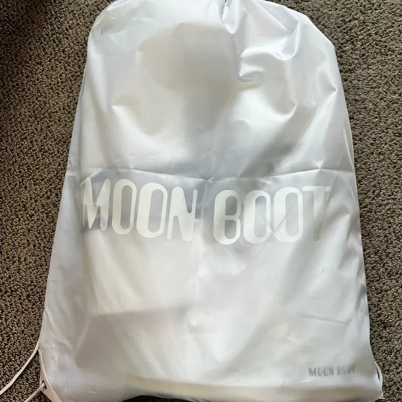 Like New Moon Boot White Snow Boots