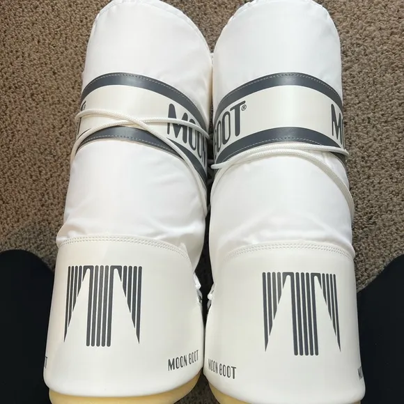 Like New Moon Boot White Snow Boots