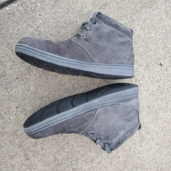 Men Clarks Boots sz 10