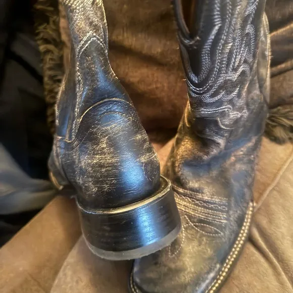 Men’s circle G boots from buckle