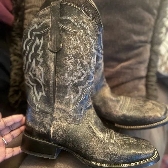 Men’s circle G boots from buckle