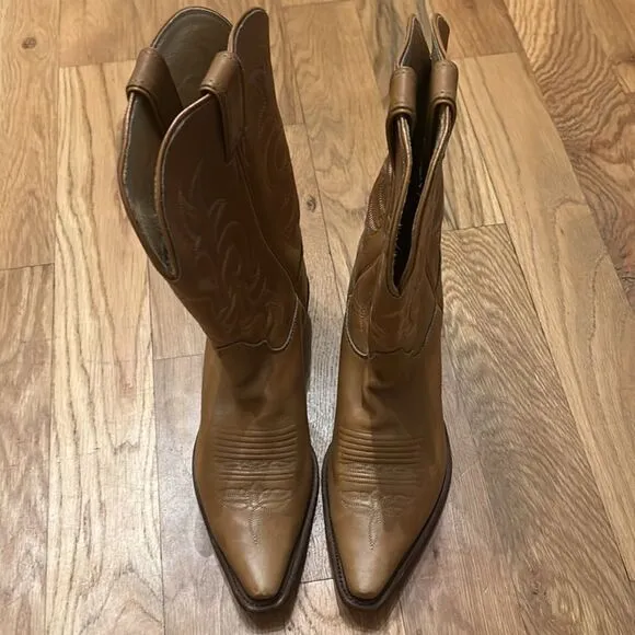 Men’s Justin Boots Butterscotch Colored Western Boots. Size 9B