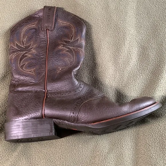 Men’s Justin Cowboy Boots.  Brown with embroidery. Style 7200. XJ1303. Size 11D