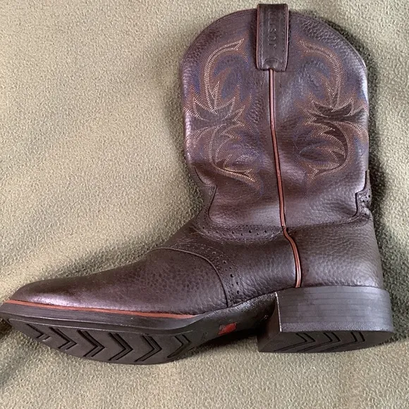 Men’s Justin Cowboy Boots.  Brown with embroidery. Style 7200. XJ1303. Size 11D