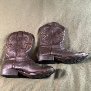 Men’s Justin Cowboy Boots.  Brown with embroidery. Style 7200. XJ1303. Size 11D