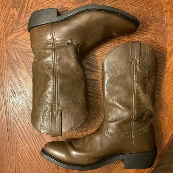 Men’s Justin Quality Western Style Brown Genuine Leather Boots!