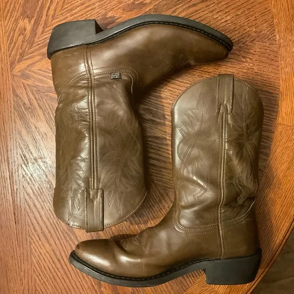 Men’s Justin Quality Western Style Brown Genuine Leather Boots!