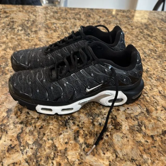 Men’s Nike Tn air. Like new. Worn once.