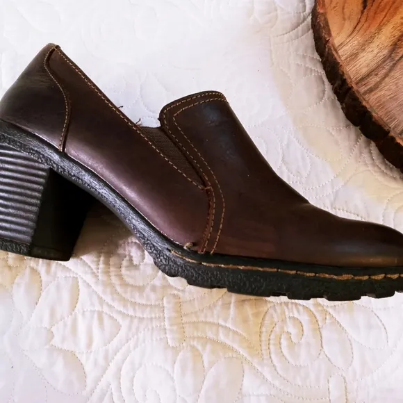 Merona Women's Block Heel Loafer in Distressed Brown Leather. - Size 9.5