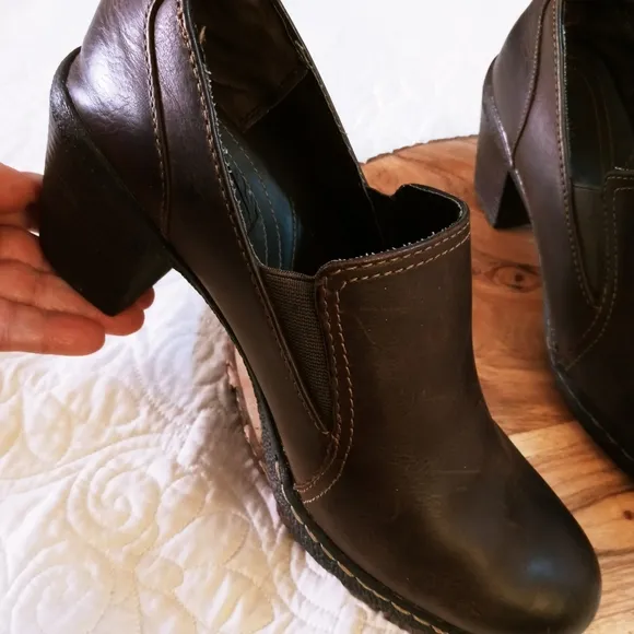 Merona Women's Block Heel Loafer in Distressed Brown Leather. - Size 9.5