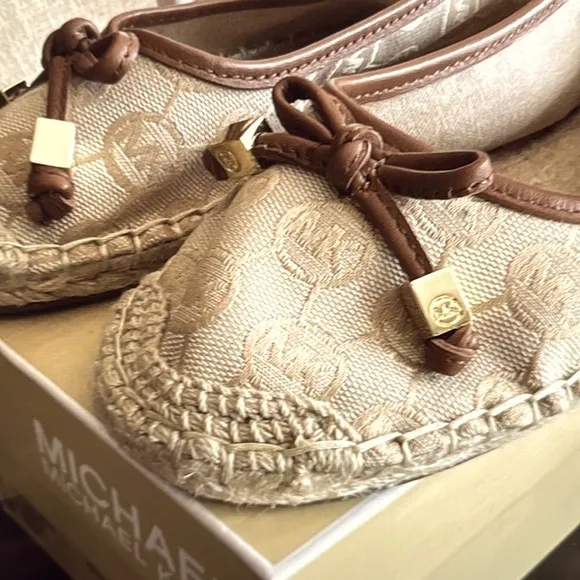 Michael Kors Slip On Meg Espadrilles Flats MK Logo Leather Trim Camel 9.5 Shoes