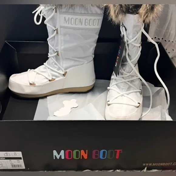 Moon boots women’s size EU 40 it’s like women’s size 7.5 new inbox never worn