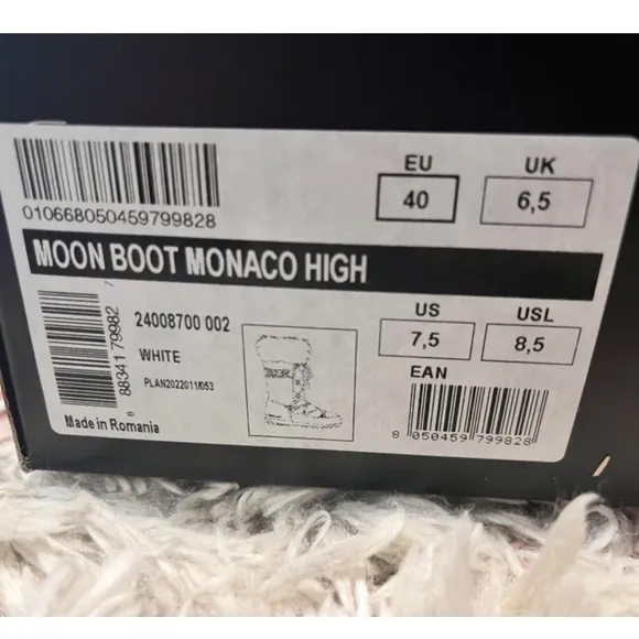 Moon boots women’s size EU 40 it’s like women’s size 7.5 new inbox never worn
