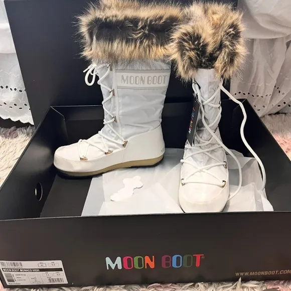 Moon boots women’s size EU 40 it’s like women’s size 7.5 new inbox never worn