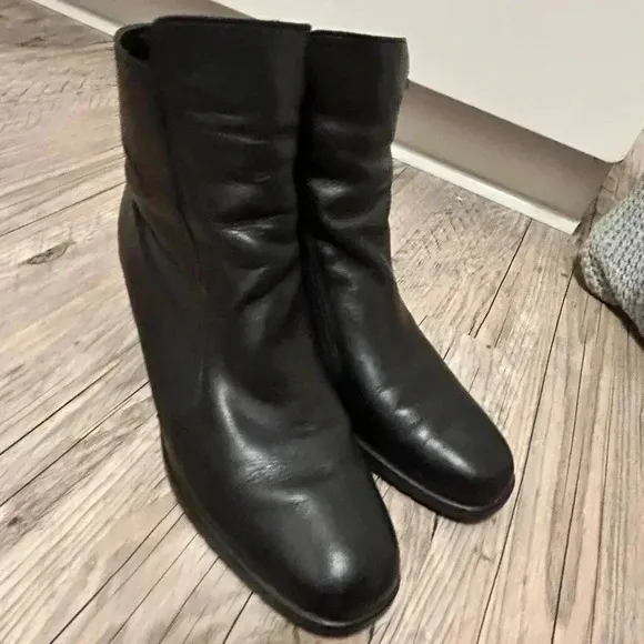 Munro woman’s boots