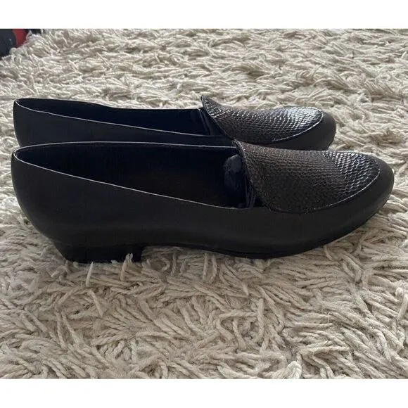 Munro Slip On Shoes Loafers 9 M Brown Leather Embossed Low Heel
