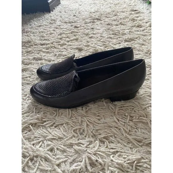 Munro Slip On Shoes Loafers 9 M Brown Leather Embossed Low Heel