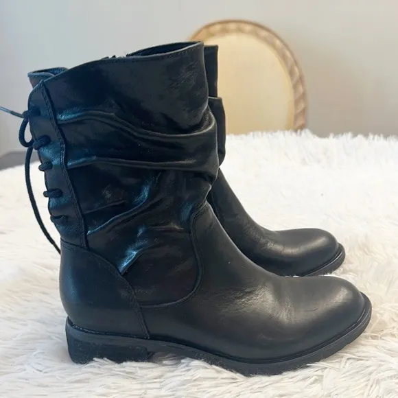 NEW $190 SOFFT Sharnell Black Leather Slouch Lace up low heel boots women sz 6