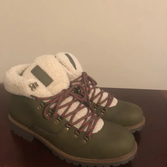 NEW! Club Room men’s Sherpa collar olive boots 11.5