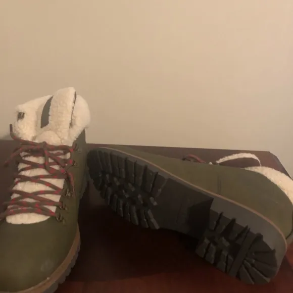 NEW! Club Room men’s Sherpa collar olive boots 11.5