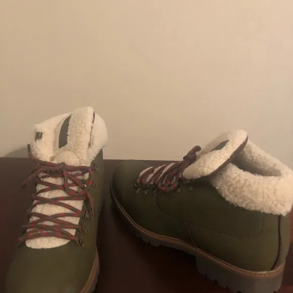 NEW! Club Room men’s Sherpa collar olive boots 11.5