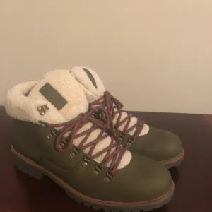 NEW! Club Room men’s Sherpa collar olive boots 11.5