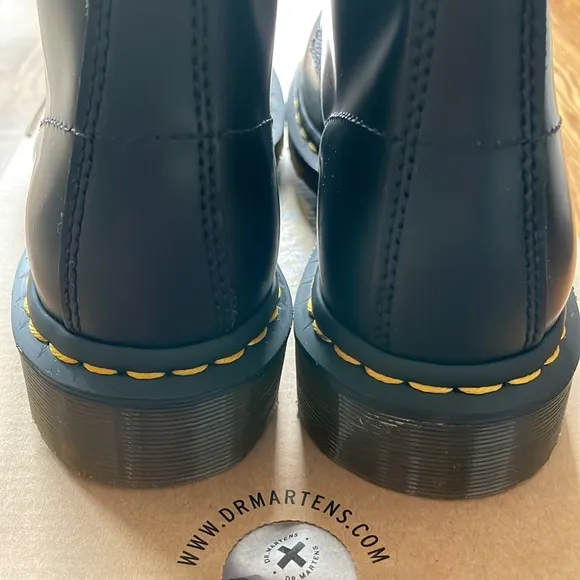 NEW IN BOX Dr. Martens 1460 Women’s Smooth Leather Lace Up Boots in Size 7