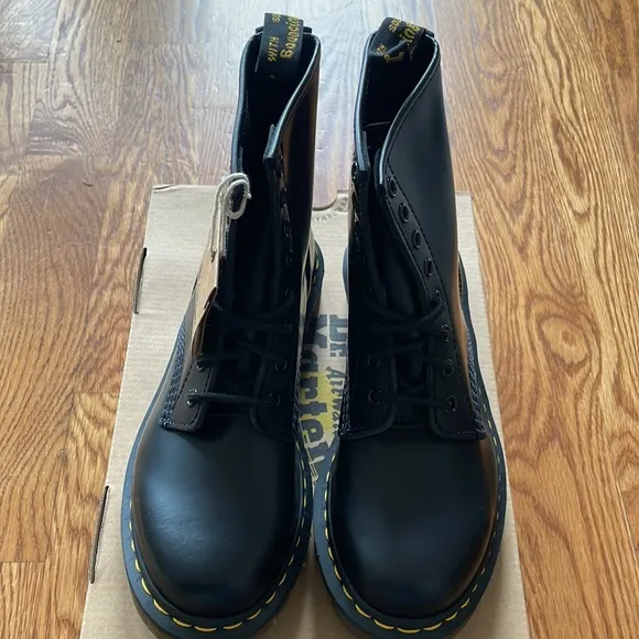 NEW IN BOX Dr. Martens 1460 Women’s Smooth Leather Lace Up Boots in Size 7