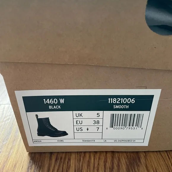 NEW IN BOX Dr. Martens 1460 Women’s Smooth Leather Lace Up Boots in Size 7