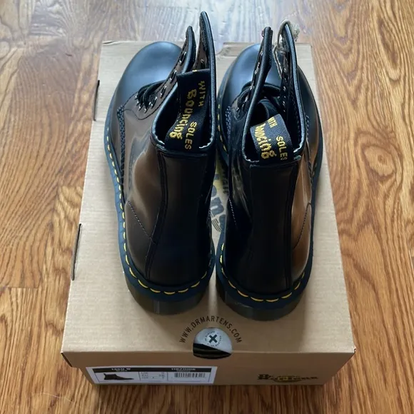 NEW IN BOX Dr. Martens 1460 Women’s Smooth Leather Lace Up Boots in Size 7