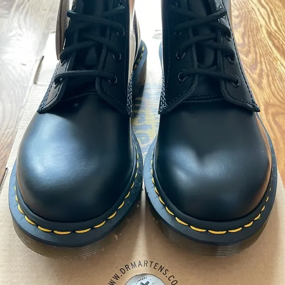 NEW IN BOX Dr. Martens 1460 Women’s Smooth Leather Lace Up Boots in Size 7