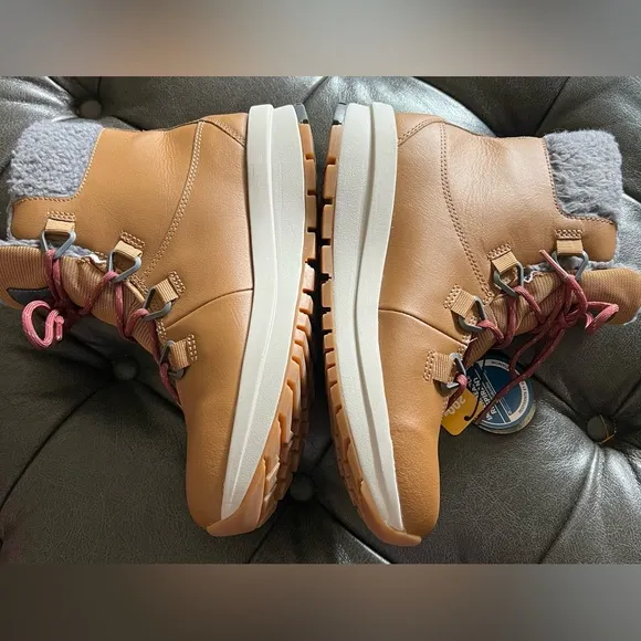 New In Box!! Women’s Columbia Boot In Cognac Size 8