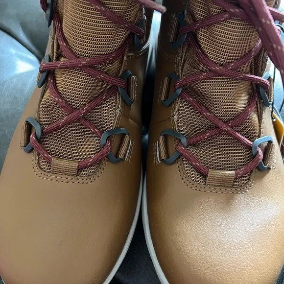 New In Box!! Women’s Columbia Boot In Cognac Size 8