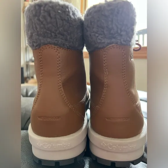 New In Box!! Women’s Columbia Boot In Cognac Size 8