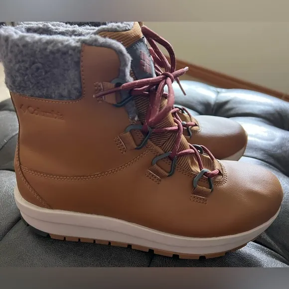 New In Box!! Women’s Columbia Boot In Cognac Size 8