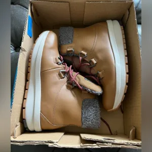 New In Box!! Women’s Columbia Boot In Cognac Size 8