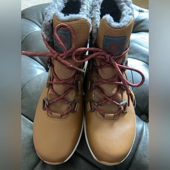 New In Box!! Women’s Columbia Boot In Cognac Size 8