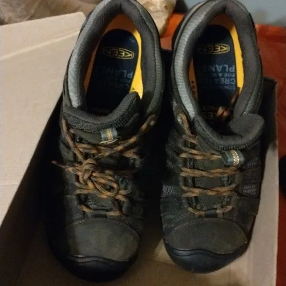 New mens Keen Voyager black hiking outdoors black shoes, size 9
