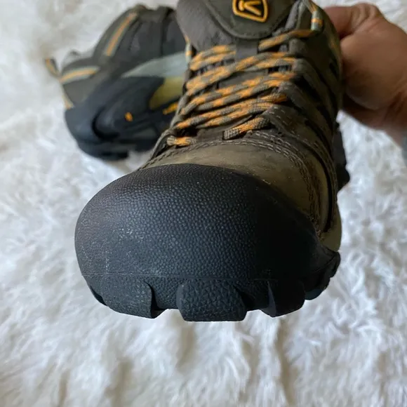New mens Keen Voyager black hiking outdoors black shoes, size 9