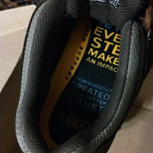New mens Keen Voyager black hiking outdoors black shoes, size 9