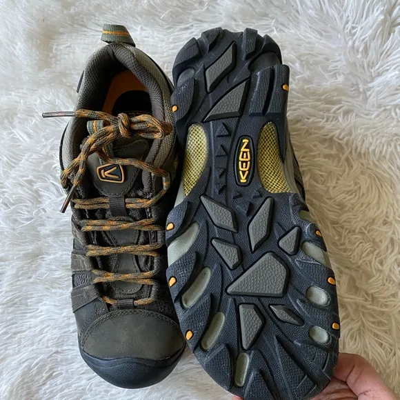 New mens Keen Voyager black hiking outdoors black shoes, size 9
