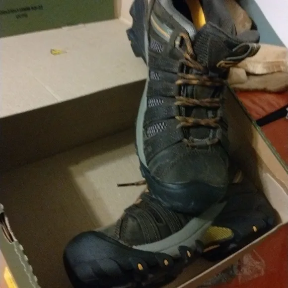 New mens Keen Voyager black hiking outdoors black shoes, size 9