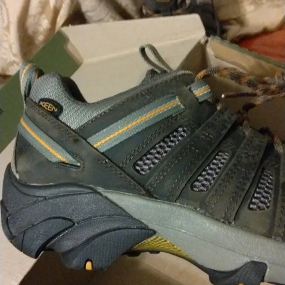 New mens Keen Voyager black hiking outdoors black shoes, size 9