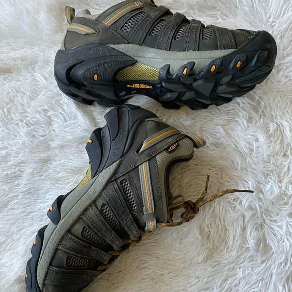 New mens Keen Voyager black hiking outdoors black shoes, size 9